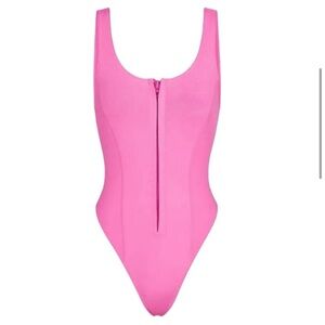 SKIMS SPORT SWIM SCOOP NECK ONE PIECE in TAFFY